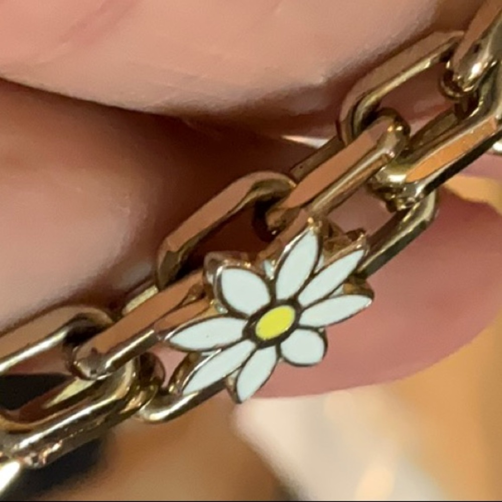 Estate Find Gold Toned Metal Enamel Daisy Bracelet Vintage Unsigned Well Made - Picture 3 of 16